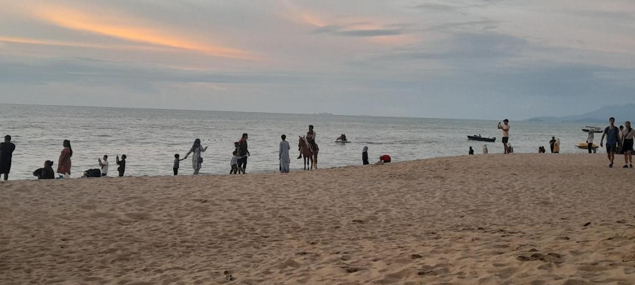 Airbnb At Sri Sayang Batu Ferringhi Beach Kültér fotó