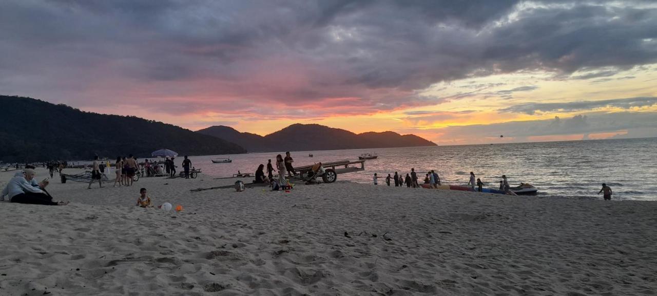 Airbnb At Sri Sayang Batu Ferringhi Beach Kültér fotó